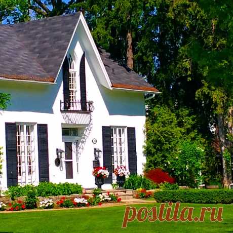 Exterior paint colors 2019: 10 steps to your perfect exterior makeover Exterior trends 2019 don’t just appear out of nowhere. The designers take into consideration all the trends and ideas. So, this method is guaranteed to be successful.