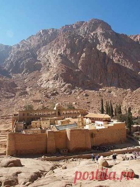 St-Catherine Monastery located at the foot of Mount Moses. EGYPT. :  |  Pinterest • Всемирный каталог идей