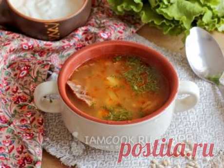 Рассольник с томатом, перловкой и солеными огурцами Насыщенный суп с пикантным вкусом и легкой кислинкой порадует вас за обеденным столом в любой день.