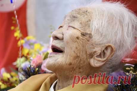 Старейшая женщина в мире отпраздновала 119-летие. Японке Канэ Танаке, которая в Книге рекордов Гиннесса признана старейшей женщиной в мире, исполнилось 119 лет. День рождения она отпраздновала в воскресенье, 2 января. Женщина проживает в доме престарелых в префектуре Фукуока. Из-за пандемических ограничений у нее практически нет возможности увидеться с родственниками.