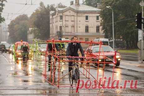 Латвийские велосипедисты показали, как много места занимают автомобили. / Занимательная реклама