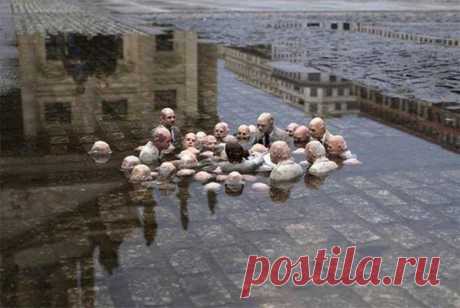 Скульптура &quot;Политики обсуждают глобальное потепление&quot; в Берлине.