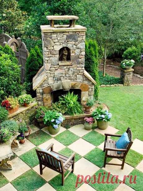 Открытый камин!  Любить это!  www.bhg.com / ... #outdoor #spaces #decor