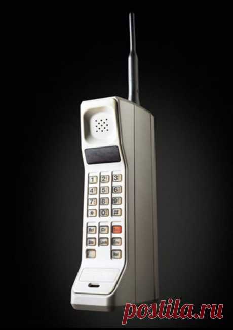 Первые (14 фото) | Чёрт побери Первый в мире мобильный телефон: Motorola DynaTAC 8000X (1983 год) Сегодня Motorola нельзя назвать лидером мобильной индустрии, но она является компанией, выпустившей первый в мире мобильный телефон. Им оказалась модель DynaTAC 8000X. Прототип устройства был показан в 1973 году, но коммерческие продажи начались лишь в 1983 году. Мощный DynaTAC весил почти килограмм, работал час на одном заряде аккумулятора и мог хранить до 30 телефонных номер...