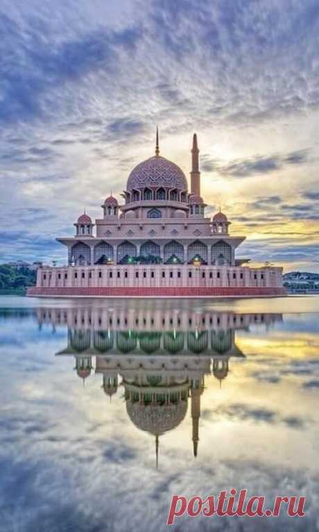 Putra Mosque, Malaysia repinned www.facebook.com/...  I  See Bliss приколол(а) это к доске Everyone`s Creative Travel Spot