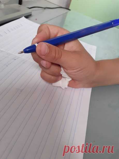 Проверенный способ научить ребёнка правильно держать ручку. Пошаговое фото. | ОТНОШЕНИЯ В ЖИЗНИ | Яндекс Дзен