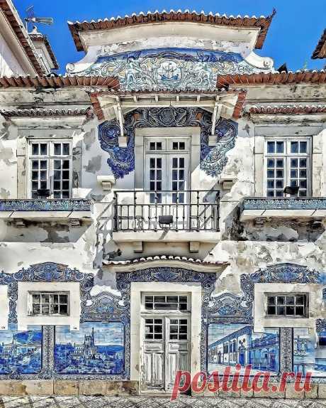 Здание старого железнодорожного вокзала в Авейру, Португалия