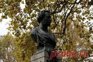 Памятник Пушкину в Одессе одели в вышиванку