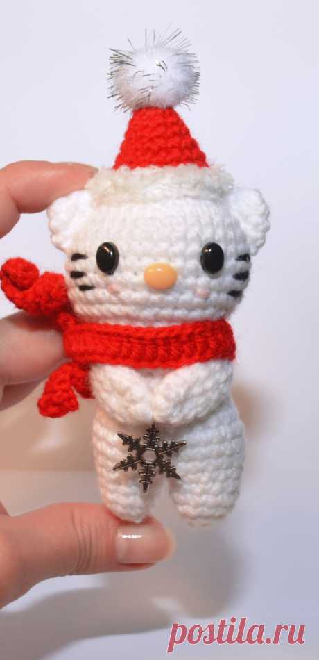 PDF Новогодняя Кошечка крючком. FREE crochet pattern; Аmigurumi animal patterns. Амигуруми схемы и описания на русском. Вязаные игрушки и поделки своими руками #amimore - котик, кот, кошечка в новогодней шапочке, кошка в шарфе, котенок.