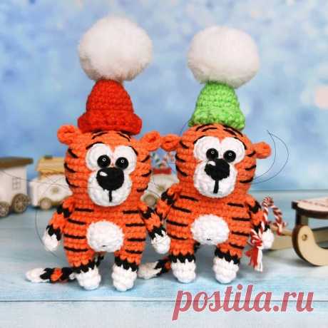 PDF Тигрята в шапочках крючком. FREE crochet pattern; Аmigurumi animal patterns. Амигуруми схемы и описания на русском. Вязаные игрушки и поделки своими руками #amimore - тигр, маленький тигрёнок к Новому году, тигрята, котик, кот, кошечка, кошка, котенок.