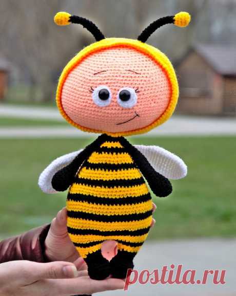 Решила вспомнить немного свои работы. 
Пчелка Боня
#пчелка #пчела #мед #вязание #вязанаяигрушка #вязаная #крючком #амигуруми #ручнаяработа #amigurumi #handmade #toys #crochet #knitting #weamiguru #weamigurumi #honey #bee #gift