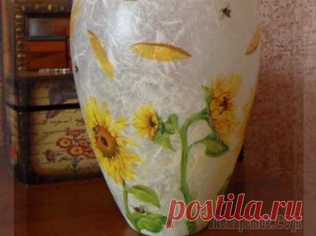 Декупаж стеклянной вазы Нам потребуются: -стеклянная ваза, -салфетки с изображением подсолнухов, лепестков (любые другие цветы) -белая рисовая бумага, -клей для декупажа, кисть -акриловый лак, наждачная бумага — аэрозольный ...