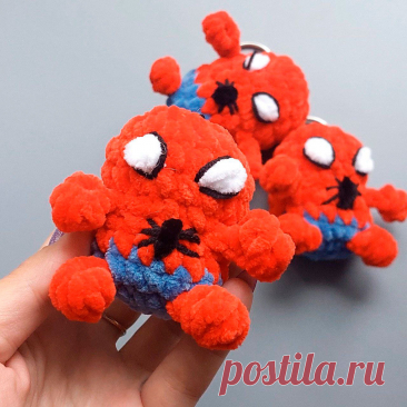 PDF Человек паук крючком. FREE crochet pattern; Аmigurumi toy patterns. Амигуруми схемы и описания на русском. Вязаные игрушки и поделки своими руками #amimore - маленькая кукла Человека-паука из плюшевой пряжи, плюшевый человек паук крючком, Spider-Man, Marvel Comics.