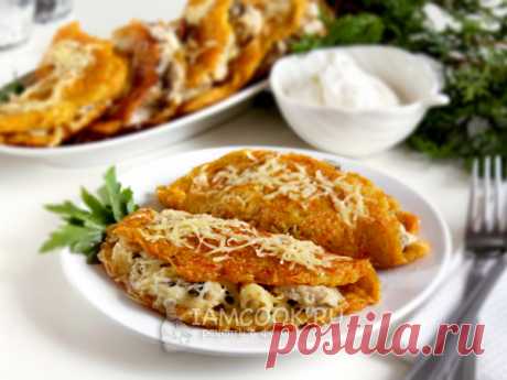 Подобное блюдо на основе картофеля есть во многих кухнях Европы, сегодняшние драники — по мотивам польской. Сытные и с «богатой» начинкой.