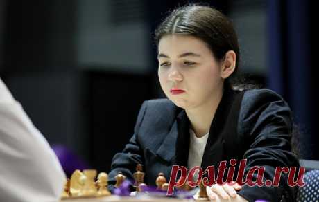 Российская шахматистка Горячкина вышла на второе место в таблице этапа Гран-при FIDE. В понедельник Александра Горячкина в понедельник белыми фигурами обыграла представительницу Индии Харика Дронавалли в девятом туре этапа Гран-при в Нью-Дели
