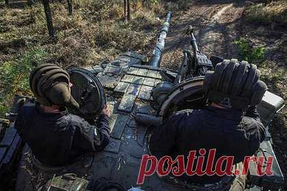 Три украинских танкиста получили по 26 лет колонии за обстрел жилых домов. Верховный суд Донецкой народной республики (ДНР) вынес обвинительный приговор трем танкистам Вооруженных сил Украины (ВСУ), которые обстреляли жилые дома и административные здания в Мариуполе. 25-летний Алексей Коваль, 24-летний Андрей Чумак и 29-летний Валерий Федорович получили по 26 лет колонии строгого режима.