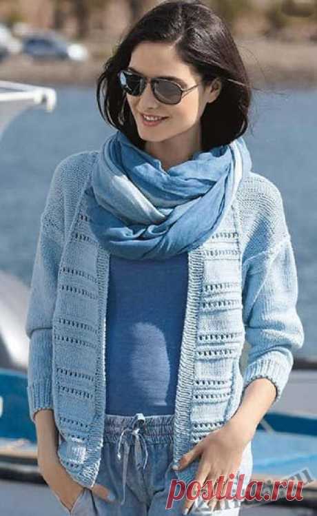 Голубой пуловер с ажурными полосами — Две нитки