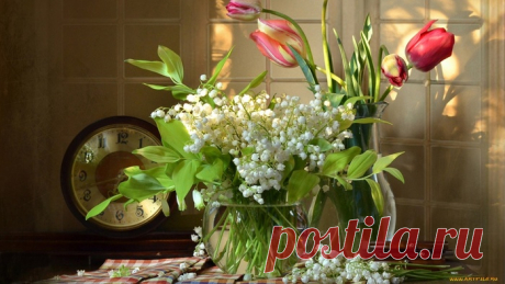Цветы в круглой вазе Натюрморт