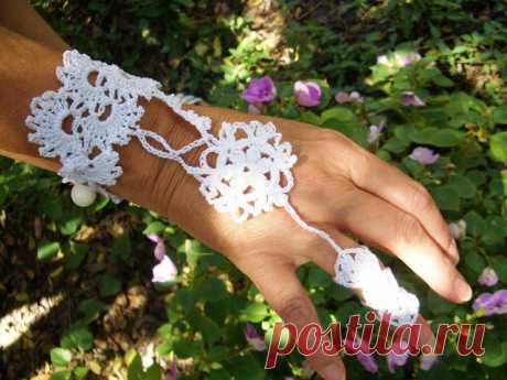 Crochet Parfait: Henna Tattoo-Inspired Wedding Glove