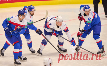 Американцы потерпели второе поражение на чемпионате мира по хоккею. Встреча завершилась в овертайме со счетом 5:4 в пользу словаков. В параллельном матче финны победили норвежцев — 4:1
