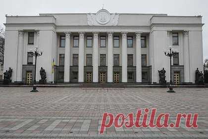 В Верховной Раде пожаловались на принудительные отчисления в фонд помощи ВСУ. Сотрудники аппарата Верховной Рады пожаловались на то, что их в принудительном порядке заставляют перечислять часть зарплаты в благотворительный фонд, созданный при парламенте для помощи Вооруженным силам Украины и главой наблюдательного совета которого является руководитель аппарата Рады Вячеслав Штучный.