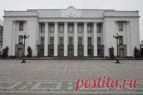 В Раде допустили назначение главы СБУ на должность министра внутренних дел. Депутат Верховной Рады Алексей Гончаренко допустил, что глава Службы безопасности Украины (ВСУ) Василий Малюк возглавит МВД. Кроме того, должность генпрокурора вместо Андрея Костина может занять губернатор Одесской области Олег Кипер. По его словам, Малюк зарекомендовал себя как человек верный главному руководству.