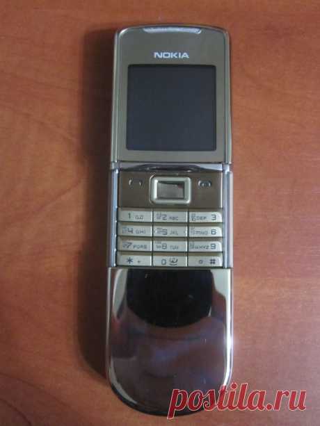 Телефон Nokia 8800 Sirocco Gold – обновлённая флагманская модель premium-класса от финской компании, выпущенная после триумфа Nokia 8800. Полированный металлический корпус с покрытием. Увесистый, приятно держать в руке. У него более мощная камера (2 Мп), объём памяти 128 Мб. Контрастный экран, громкий и приятный звук. Nokia 8800 Sirocco Gold – это имиджевый телефонный аппарат с оптимальным сочетанием функциональности и инновационных дизайнерских решений. Полный комплект. Жми.