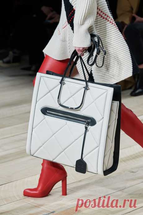 Топ-10 стеганых сумок с подиума, которые можно носить в обычной жизни | World Fashion Channel