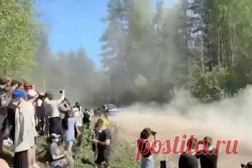 Гоночный автомобиль влетел в толпу зрителей на заезде в Ленинградской области