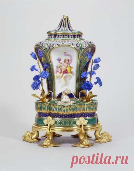 Антикварные вазы из севрского фарфора с позолотой... Royal Collection (England)