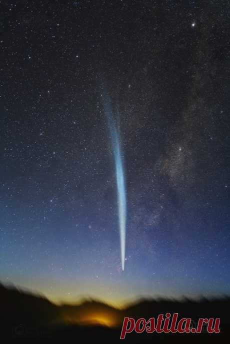 Комета Лавджоя в ночном небе в 2011 году / Astro Analytics