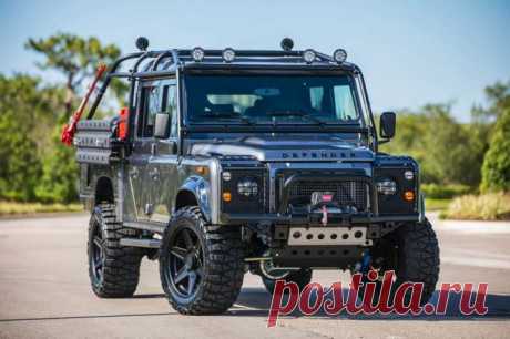 Энтузиасты превратили Land Rover Defender в лучший внедорожник в истории | Чёрт побери Когда кто-то сделал лучше оригинала. Автомобили, которые сходят с конвейера далеко не всегда, так хороши, как хотелось бы их водителям. Сложно поверить, однако не удовлетворить запросы и потребности водителя способен даже такой именитый зверь, как Land Rover Defender. Вот и группа энтузиастов, дизайнеров и инженеров, взялась за карандаши и гаечные ключи, чтобы исправить эту несправедливо...