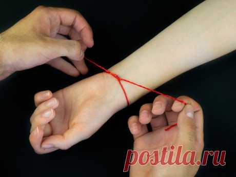 Красная нить на запястье: что значит, как правильно завязывать на узлы на левую или на правую руку, как носить