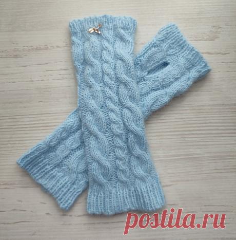 Митенки спицами. Спицы носочные № 3,5, пряжа Wool Sea Rabbit Angora. Вязать будем в две нитки.

Набираем 48 петель. На носочные спицы, распределяем по 12 петель. Вяжем резинкой 1х1 13 рядов. Затем продолжаем вязать по узору.