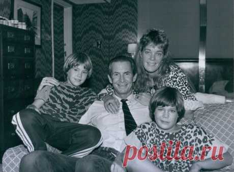 Энтони Перкинс с семьёй