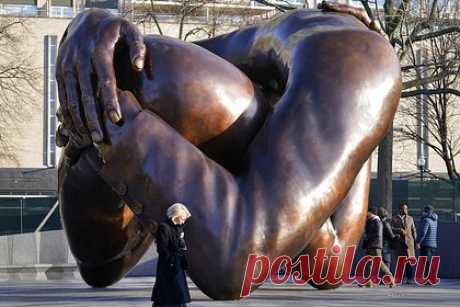 Новую статую Мартина Лютера Кинга приняли за пенис. В скульптуре стоимостью 10 миллионов долларов, посвященной Мартину Лютеру Кингу-младшему и его жене Коретте Скотт Кинг, разглядели мужской половой орган. Двоюродный брат жены Кинга Сенека Скотт (Seneca Scott) заявил, что скульптура, торжественно открытая в Бостоне, США, в пятницу, 13 января, похожа на пенис.