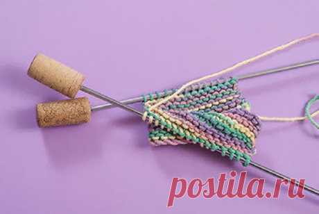 Хитрости для рукодельниц. Чтобы вязание не соскальзывало со спиц, а петли не спускались, сделайте стопперы из обычных пробок.