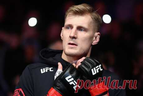 Волков прибыл в Лондон на турнир UFC после опасений о срыве боя. Российский боец смешанного стиля (MMA) Александр Волков прибыл в Лондон, где ему предстоит поединок против англичанина Тома Аспиналла. 33-летний россиянин сфотографировался в районе Гринвич. «На местности», — отметил Волков в описании к снимку. Турнир UFC в Лондоне запланирован на 19 марта.