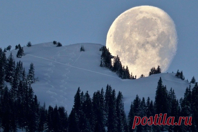 Уходящая луна на фоне горы Цвайершпитце (1858 метров над уровнем моря). Верхняя долина Рейна, Швейцария.