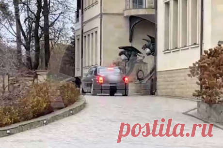SHOT: Пугачева вернулась на Rolls-Royce в свой замок в Подмосковье. Насколько долго певица пробудет в РФ, пока неизвестно.