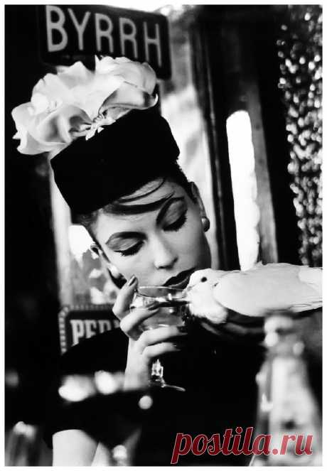 Photo William Klein Mary and Dove at Cafe, Paris (Vogue) 1957