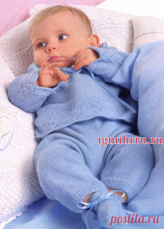 Голубой комплект для малыша: пуловер, штанишки и пинетки. Вязание спицами для детей