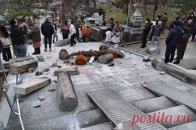 В Японии под завалами после землетрясения оказались шесть человек. В городе Вадзима в префектуре Исикава на северо-западе Японии после землетрясения под завалами обрушившихся домов оказались шесть человек, сообщает Kyodo со ссылкой на правительство страны.