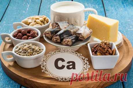 Кальций (Ca, Calcium) | | Кухня Кухня Кальций был открыт в 1808 году Хэмфри Дэви, который путём электролиза гашеной извести и оксида ртути получил амальгаму кальция, в результате процесса выгонки ртути из которой и остался металл,
