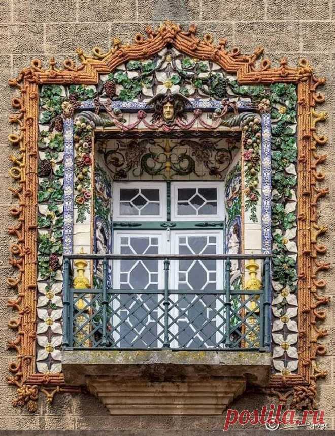Окно Паласете Висконде де Сакавам, улица Сакраменто, Лиссабон, Португалия.
Архитектор: H. Фария Блан, построенный между 1897-1900.Facebook