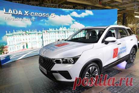 АвтоВАЗ назвал дату начала продаж новой Lada X-Cross 5. «АвтоВАЗ» начнет продажи новой Lada X-Cross 5 «на рубеже 2023 и 2024 годов», заявил президент компании Максим Соколов. В первую очередь новинку получат корпоративные клиенты, после чего автомобиль смогут приобрести частные лица. LADA X-Cross 5 идентична китайскому FAW Bestune T77, что объясняют «сотрудничеством».