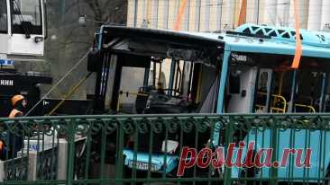 Суд арестовал водителя упавшего в реку автобуса в Петербурге