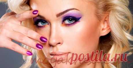 Стильный макияж в фиолетовых тонах Макияж в фиолетовых тонах может быть весьма современным и стильным, особенно весной. Это могут быть не только тени для век, но и помада, стрелки и тушь.