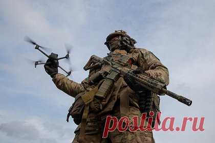 Российские военные захватили редкие дроны ВСУ. Что известно об этих беспилотниках?. На запорожском направлении российские военнослужащие заполучили редкие образцы дронов ВСУи новое навесное оборудование для БПЛА. В руки российским специалистам попало устройство для сброса снарядов с БПЛА, которое получило четыре слота для боеприпасов. Это делает дрон многоразовым.