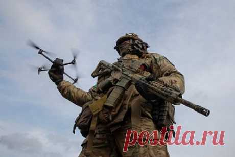 Российские военные захватили редкие дроны ВСУ. Что известно об этих беспилотниках?. На запорожском направлении российские военнослужащие заполучили редкие образцы дронов ВСУи новое навесное оборудование для БПЛА. В руки российским специалистам попало устройство для сброса снарядов с БПЛА, которое получило четыре слота для боеприпасов. Это делает дрон многоразовым.